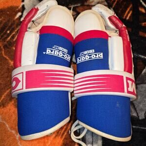 Vintage CCM B-HG255 Hockey Gloves Pro-Gard Red White & blue Protection Equipment